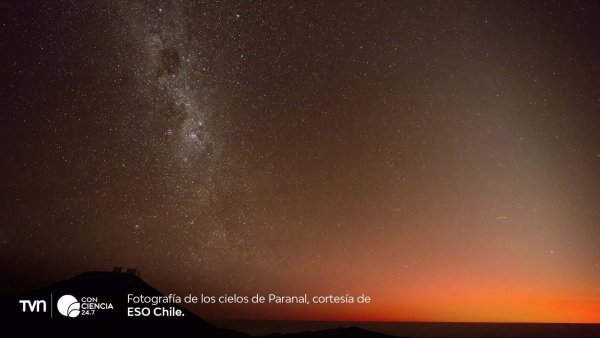 Cielo nocturno en el norte de Chile con telescopios en primer plano bajo estrellas brillantes.