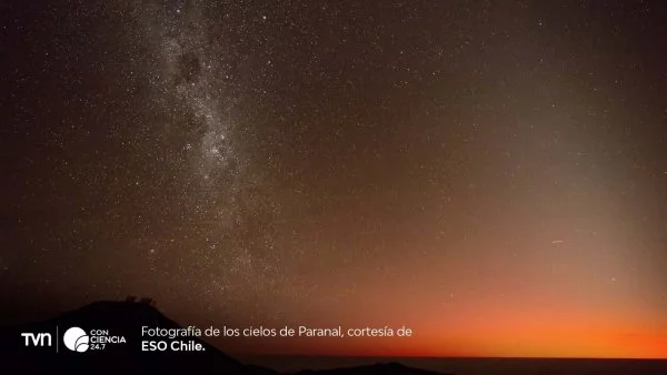 Cielo nocturno en el norte de Chile con telescopios en primer plano bajo estrellas brillantes.