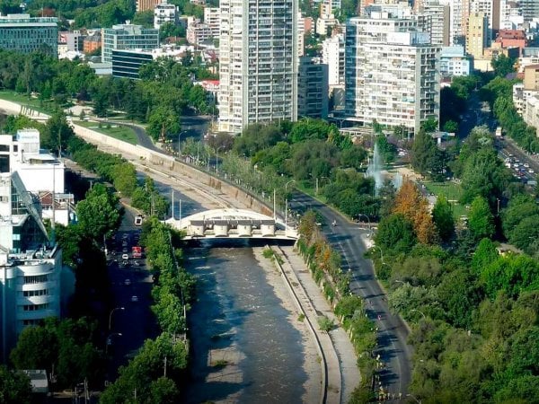 Vista aérea de la cuenca del río Mapocho mostrando el uso agrícola e industrial de aguas servidas tratadas.