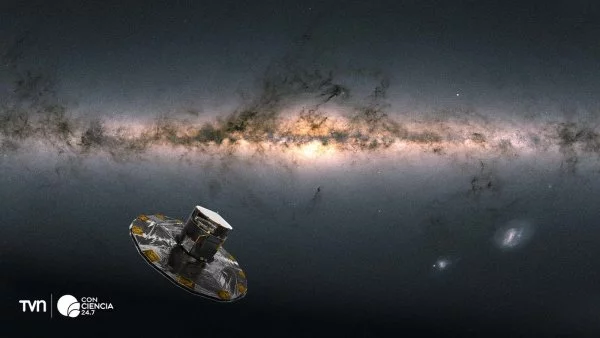 Imagen artística de la sonda Gaia flotando en el espacio frente a un fondo estrellado de la Vía Láctea.