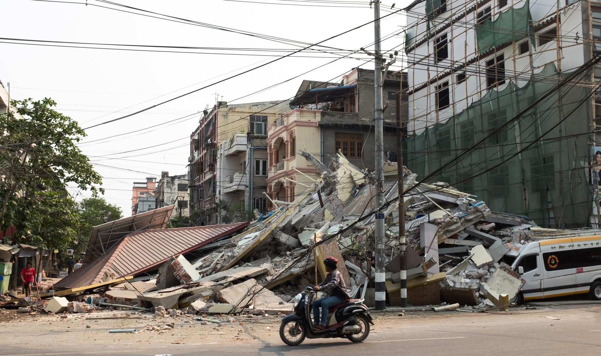 Un edificio derruido a raíz del terremoto de magnitud 7,7 que azotó Birmania.