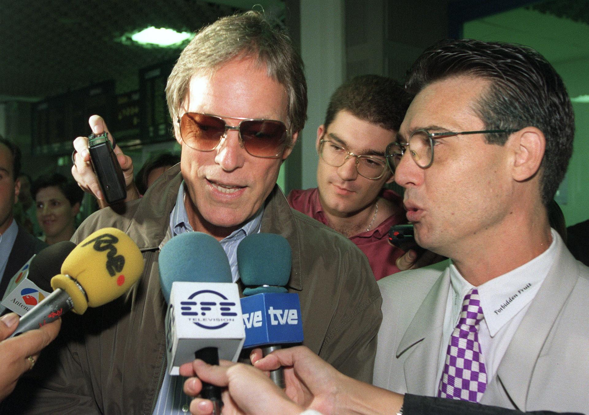 Fotografía de archivo del 10 de octubre de 1997 del actor estadounidense Richard Chamberlain (i) hablando con la prensa, en el aeropuerto de Valencia (España). EFE/ Manuel Bruque.
