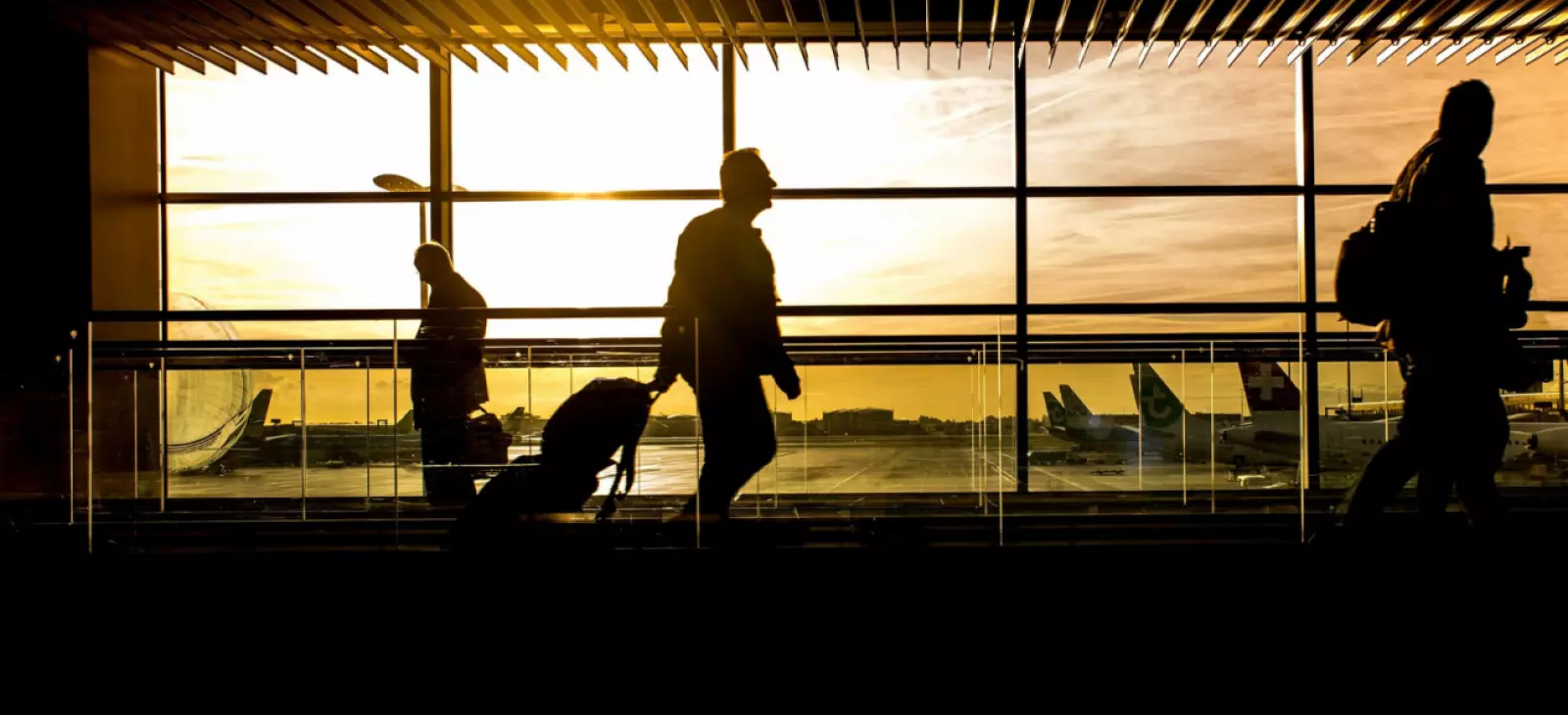 Prófugo: ordenan captura de chino que intentó salir de Chile suplantando identidad con pasaporte británico