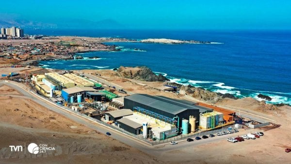 Vista panorámica de la Planta Desaladora Norte en Antofagasta operando junto al océano Pacífico.