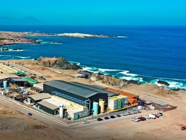 Vista panorámica de la Planta Desaladora Norte en Antofagasta operando junto al océano Pacífico.