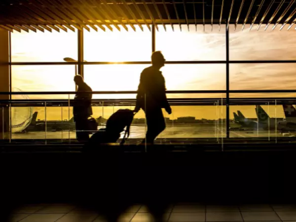 Prófugo: ordenan captura de chino que intentó salir de Chile suplantando identidad con pasaporte británico