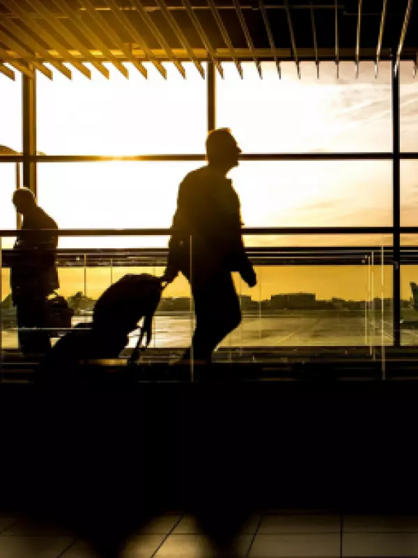 Prófugo: ordenan captura de chino que intentó salir de Chile suplantando identidad con pasaporte británico