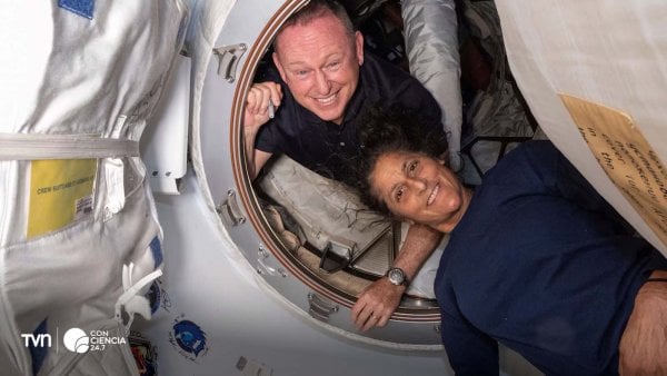 Astronautas Barry Wilmore y Sunita Williams sonrientes en la EEI.