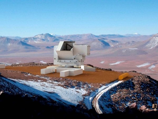 Imagen conceptual del Fred Young Submillimeter Telescope (FYST) instalado en la cima del cerro Chajnantor en Chile.