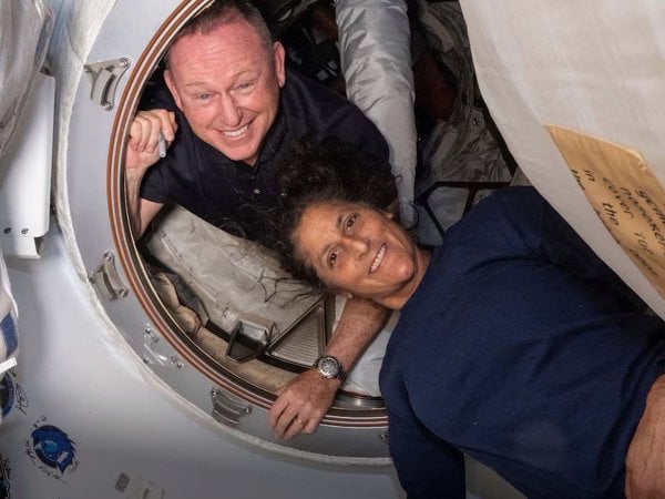 Astronautas Barry Wilmore y Sunita Williams sonrientes en la EEI.