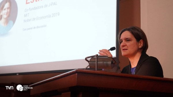Esther Duflo durante su charla magistral en la Pontificia Universidad Católica de Chile sobre cambio climático y conservación ambiental.
