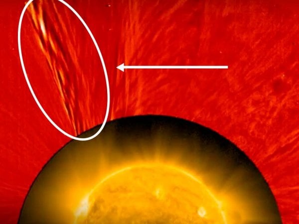 Imagen del Sol captada por Solar Orbiter mostrando el viento solar en forma helicoidal, extendiéndose por millones de kilómetros.