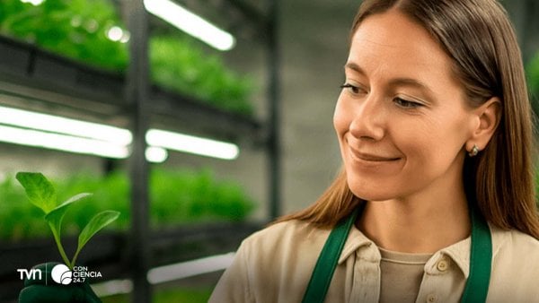 Cata Droguett en la ceremonia del Premio Mujer Sustentable, junto a líderes ambientales y emprendedoras.