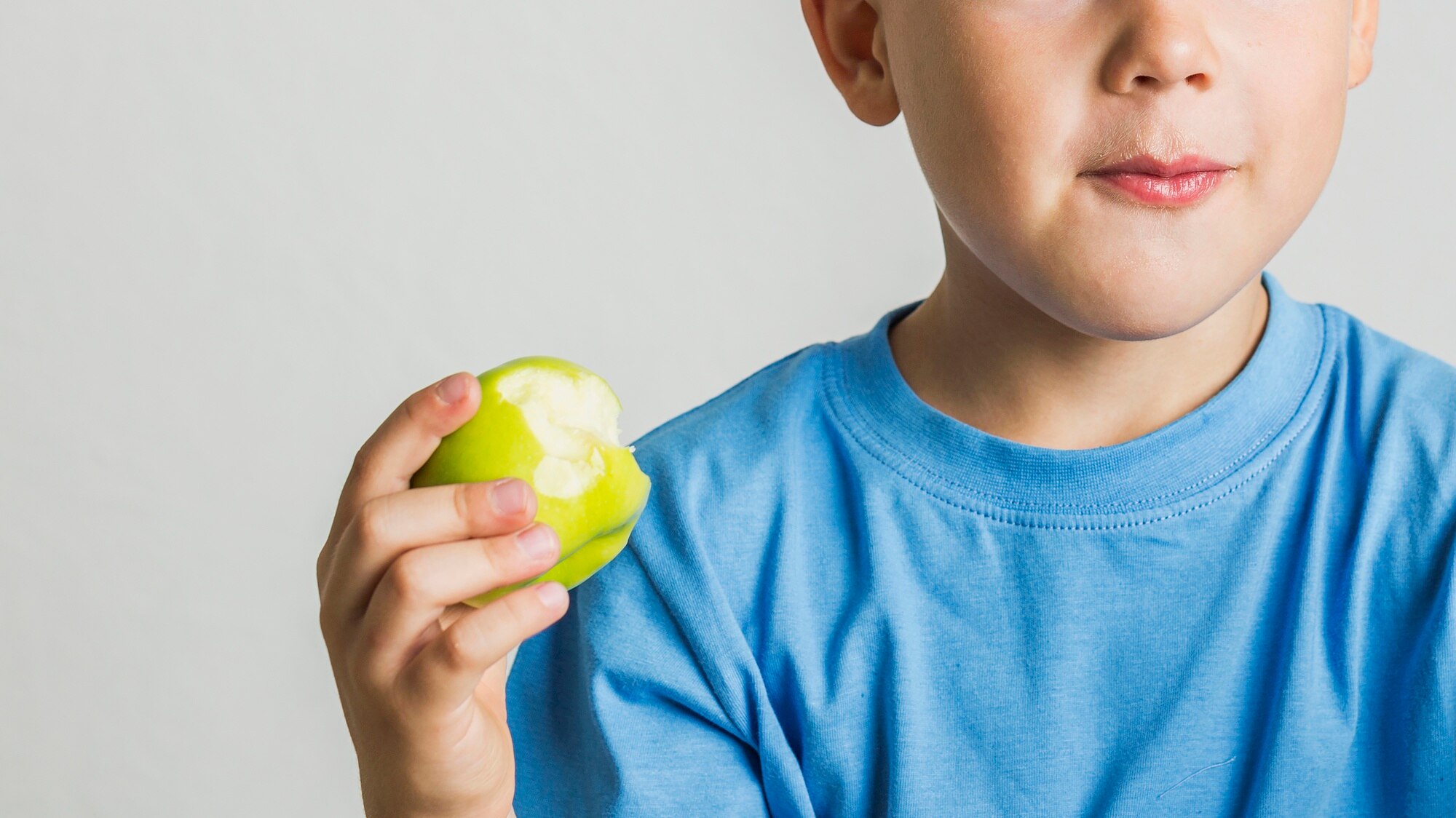 Niño comiendo sano