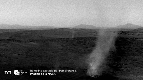 Remolino de polvo captado por el rover Perseverance en el cráter Jezero de Marte.