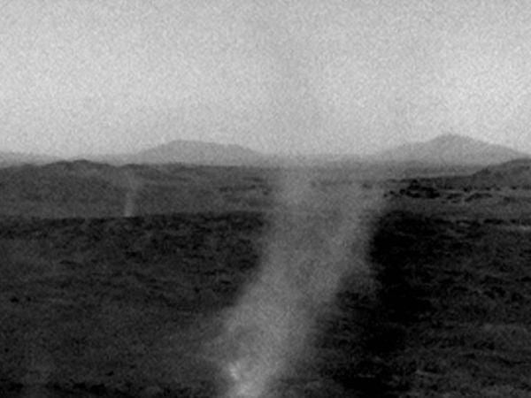 Remolino de polvo captado por el rover Perseverance en el cráter Jezero de Marte.