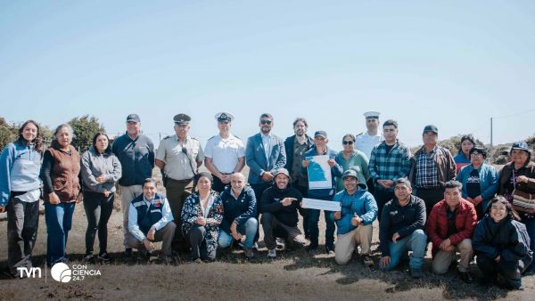 Integrantes de la Asociación de Pescadores de Huiro junto a autoridades durante la firma del convenio para el Refugio Marino de Guadei.