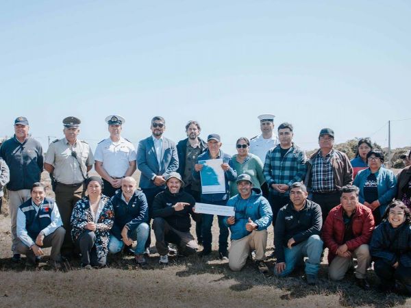 Integrantes de la Asociación de Pescadores de Huiro junto a autoridades durante la firma del convenio para el Refugio Marino de Guadei.