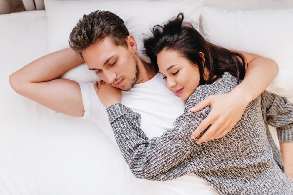 Pareja acurrucando