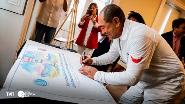 Ceremonia en Rapa Nui donde se firmó el nuevo Plan de Manejo de sus áreas marinas protegidas, con participación de autoridades y comunidad local.