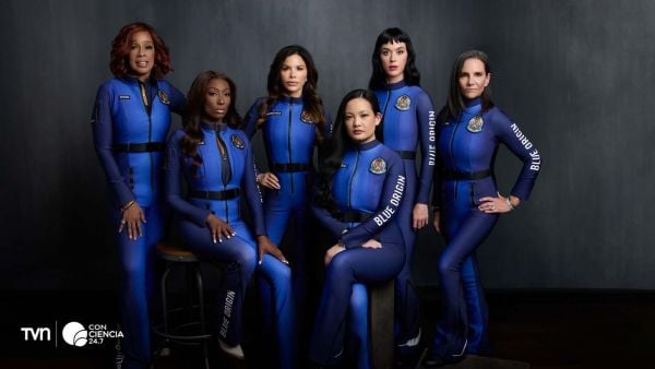 Katy Perry junto a la tripulación femenina de Blue Origin antes del despegue espacial.