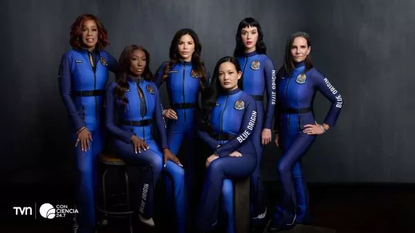 Katy Perry junto a la tripulación femenina de Blue Origin antes del despegue espacial.