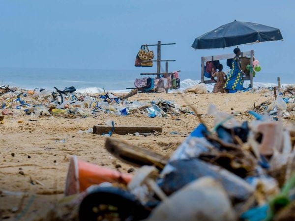 Montaña de botellas y envases plásticos acumulados en un centro de reciclaje.