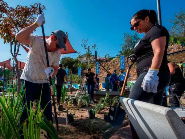 Inauguración del Refugio Climático de Cerrillos, con espacios verdes y mobiliario diseñado para mitigar el calor extremo.