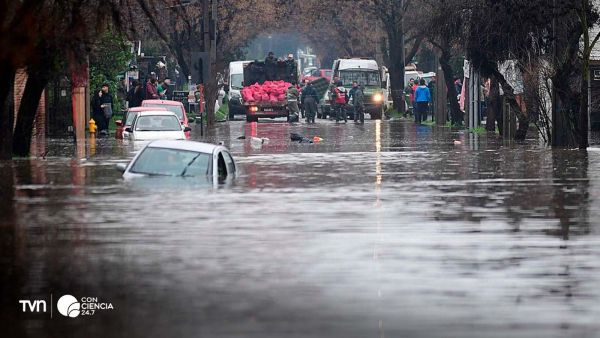 Vista aérea de Santiago tras una inundación, acompañada del titular del estudio que relaciona eventos climáticos extremos con crisis sociales en Chile.
