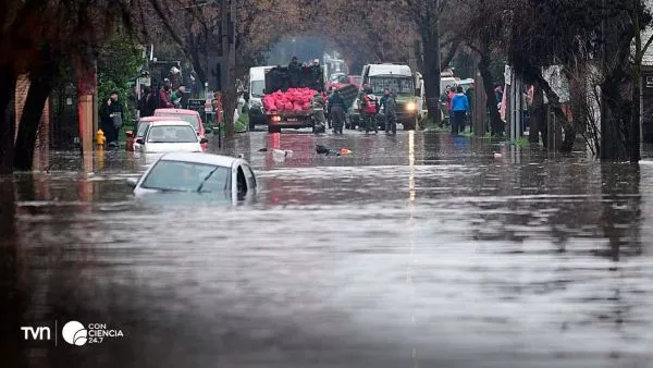 Vista aérea de Santiago tras una inundación, acompañada del titular del estudio que relaciona eventos climáticos extremos con crisis sociales en Chile.
