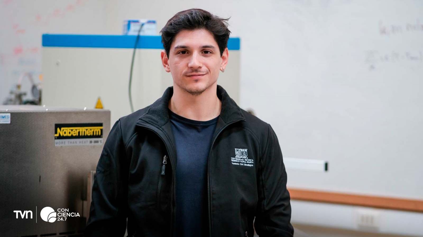 Dr. Pablo Martin en laboratorio de la USM desarrollando electrodos impresos en 3D para producción de hidrógeno verde.