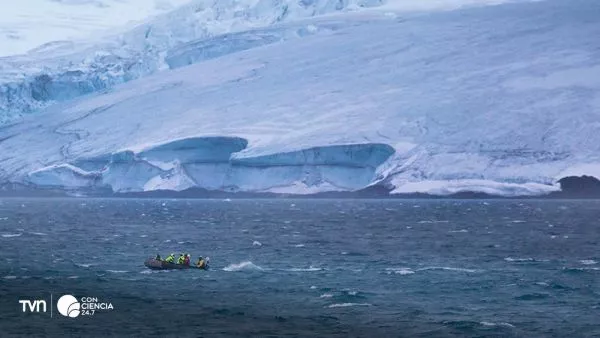 Paisaje natural del sur de Chile, glaciar y mar.