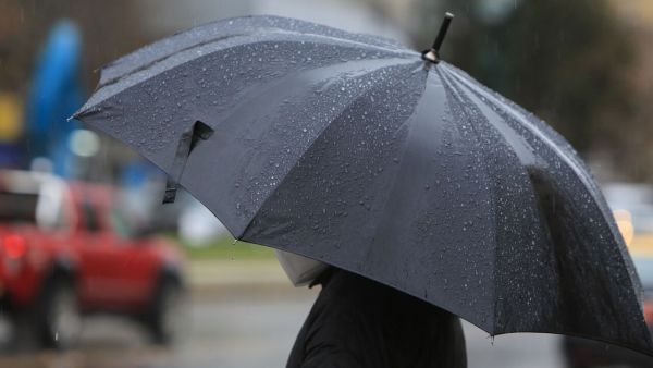 Lluvia en Santiago. Paraguas. Precipitaciones. Iván Torres