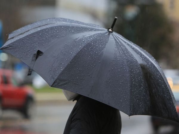 Lluvia en Santiago. Paraguas. Precipitaciones. Iván Torres