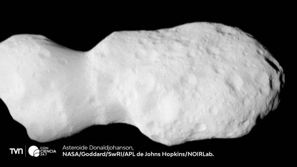 Imagen del asteroide Donaldjohanson captada por la sonda Lucy de la NASA, mostrando detalles inéditos de su superficie desde 1.100 kilómetros de distancia.