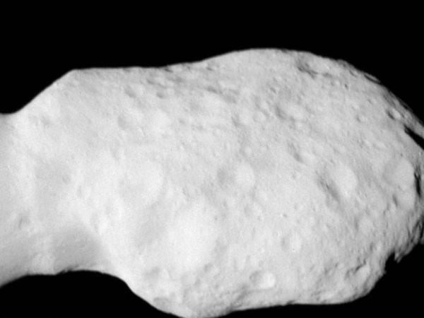 Imagen del asteroide Donaldjohanson captada por la sonda Lucy de la NASA, mostrando detalles inéditos de su superficie desde 1.100 kilómetros de distancia.