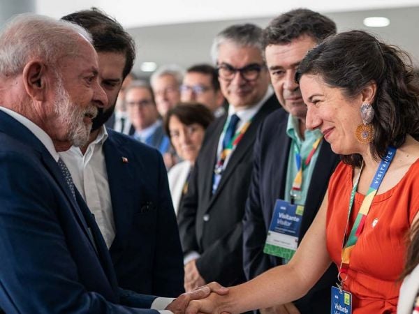 Ministra Aisén Etcheverry y ministra Luciana Santos tras firmar acuerdo para sumar a Brasil a Latam GPT en Brasilia.
