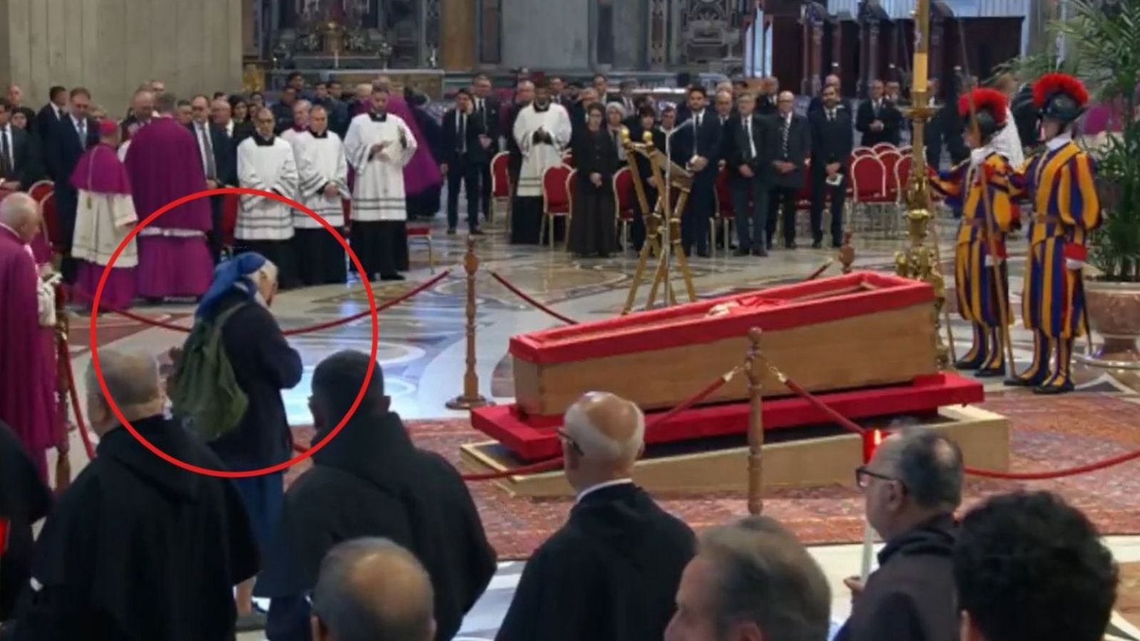 Amiga del Papa Francisco frente al féretro