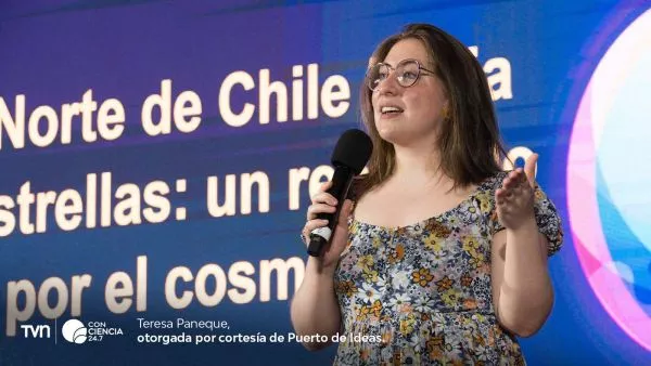 Teresa Paneque durante una charla sobre el universo y la observación astronómica desde Chile.