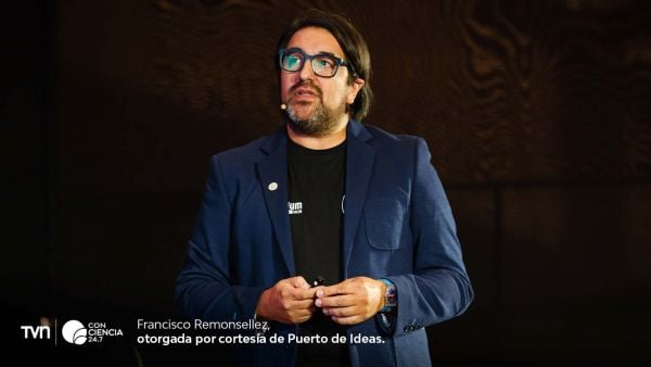 Francisco Remonsellez y la charla de su investigación con microbios extremófilos para reciclar baterías de litio.