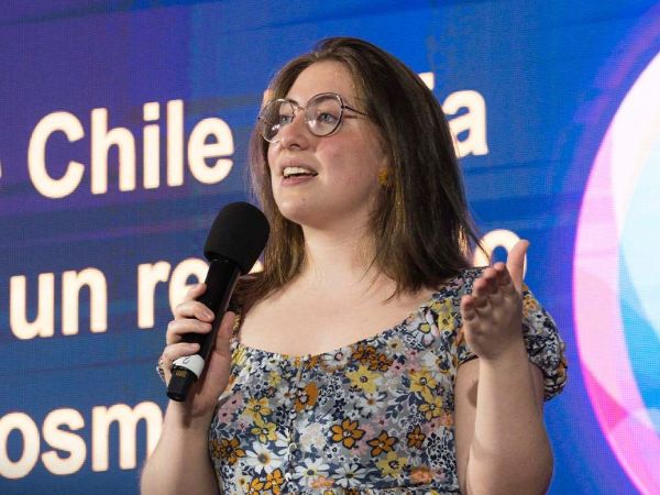 Teresa Paneque durante una charla sobre el universo y la observación astronómica desde Chile.