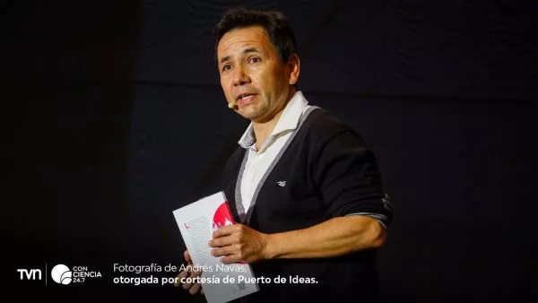 Andrés Navas durante su charla sobre el número Pi en el Festival Puerto de Ideas Antofagasta 2025.
