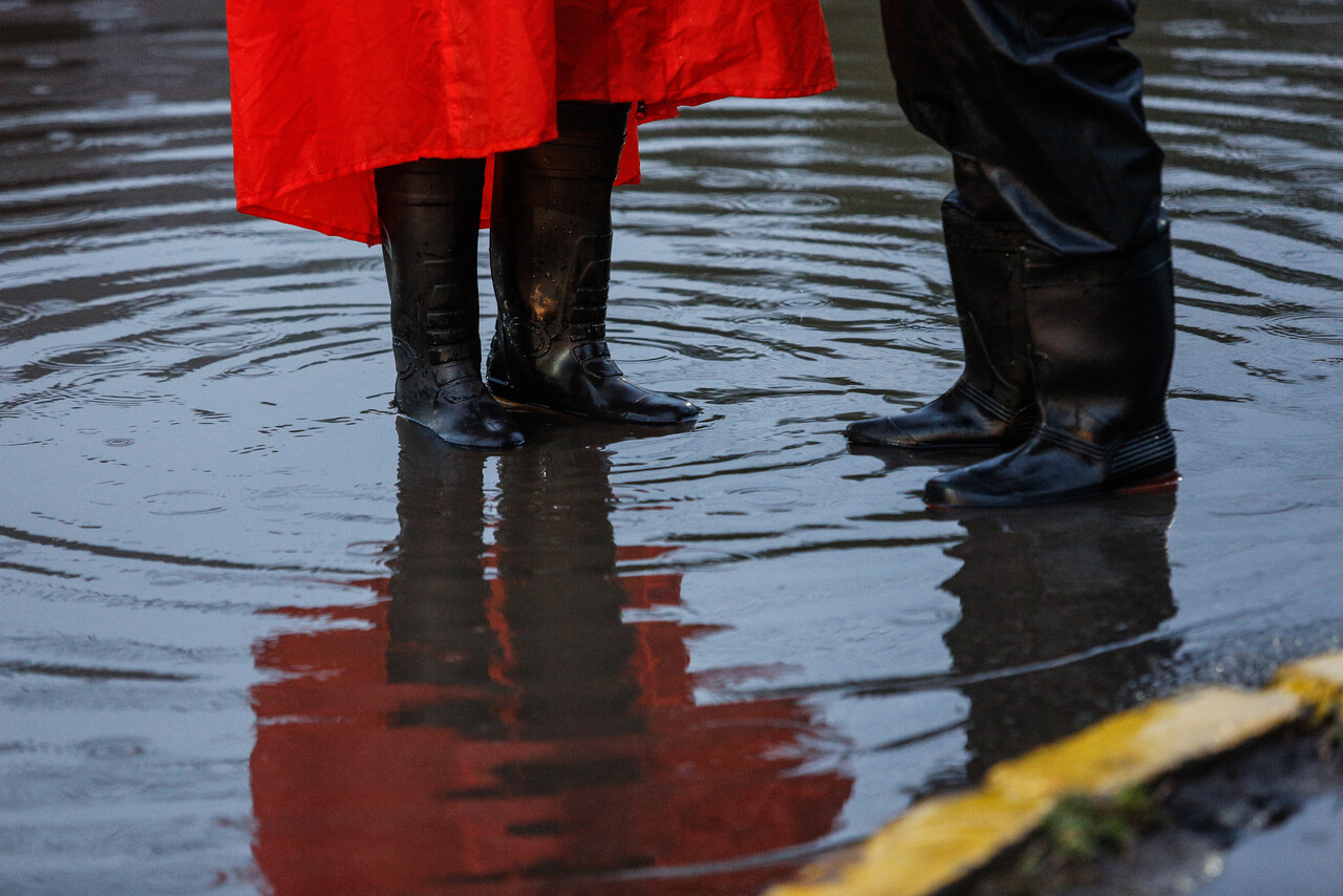 Personas bajo la lluvia