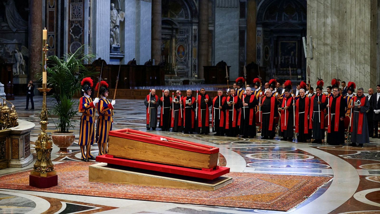 Vaticano y capilla ardiente