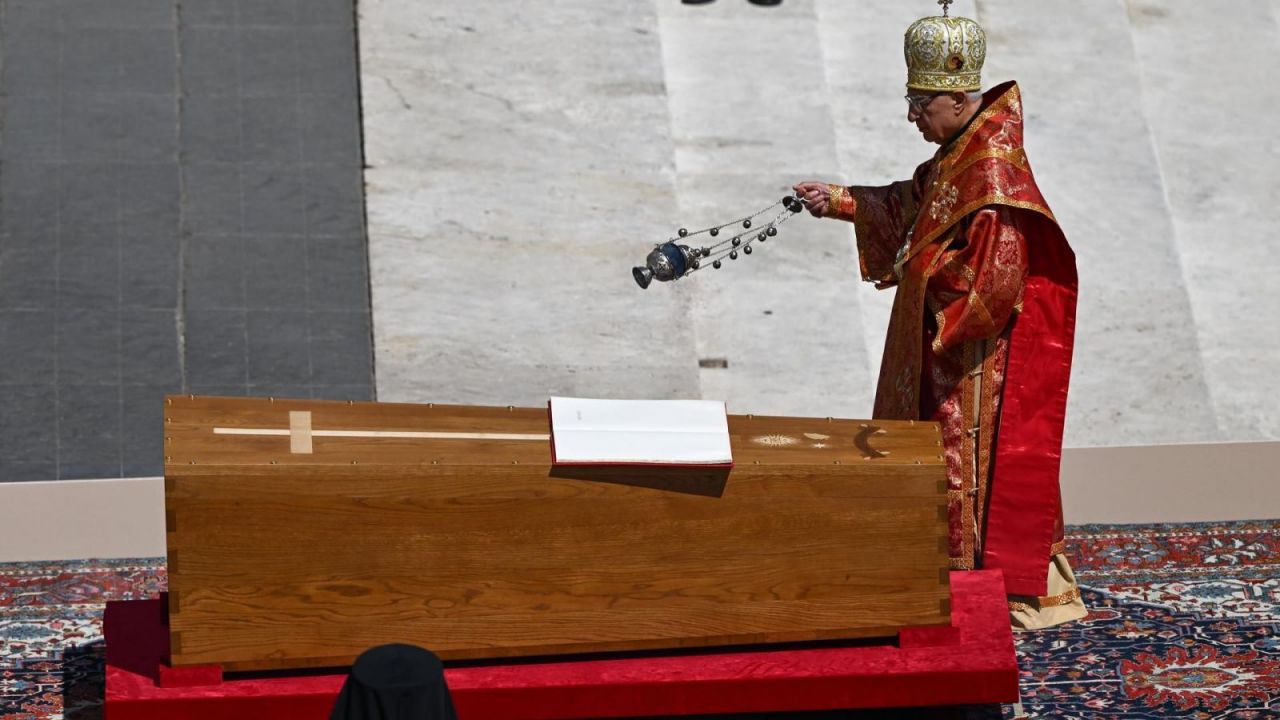 Youssef Absi, Patriarca de Antioquía y de Todo Oriente, de Alejandría y de Jerusalén y cabeza de la Iglesia greco-católica melquita, bendice el féretro que contiene el cuerpo del Papa Francisco.