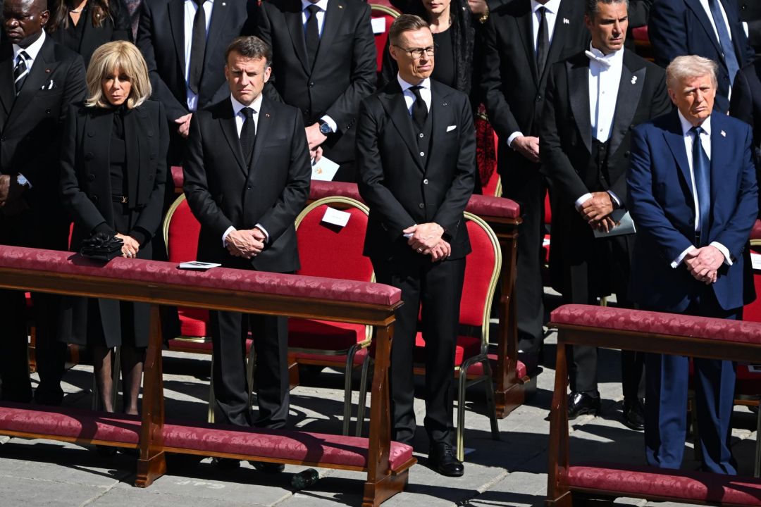 El presidente francés, Emmanuel Macron, con su esposa, Brigitte Macron, el presidente finlandés, Alexander Stubb, y el presidente estadounidense, Donald Trump, asisten a la misa funeral del papa Francisco en la Plaza de San Pedro en la Ciudad del Vaticano.