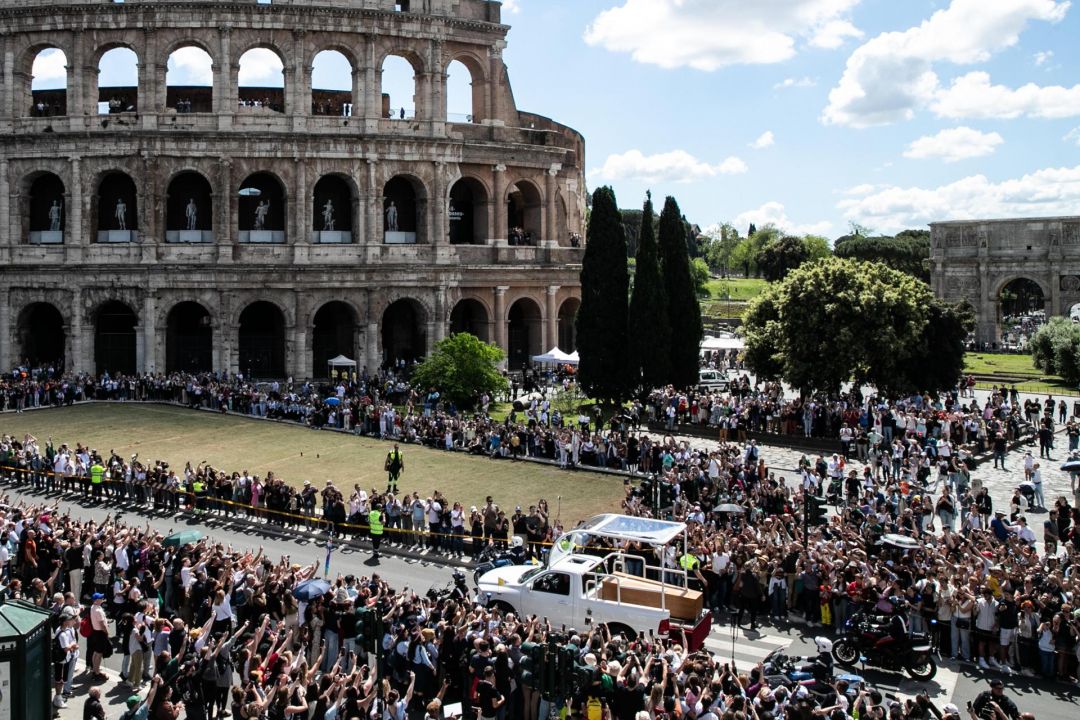 La gente se congrega en la calle cerca del Coliseo mientras el féretro del papa Francisco es trasladado desde la Basílica de San Pedro a la Basílica de Santa María la Mayor.
