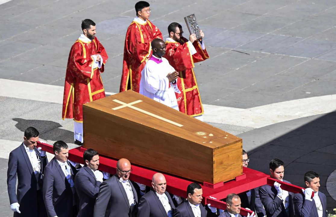Los portadores del féretro llevan el ataúd durante la misa funeral del Papa Francisco en la Plaza de San Pedro en la Ciudad del Vaticano.