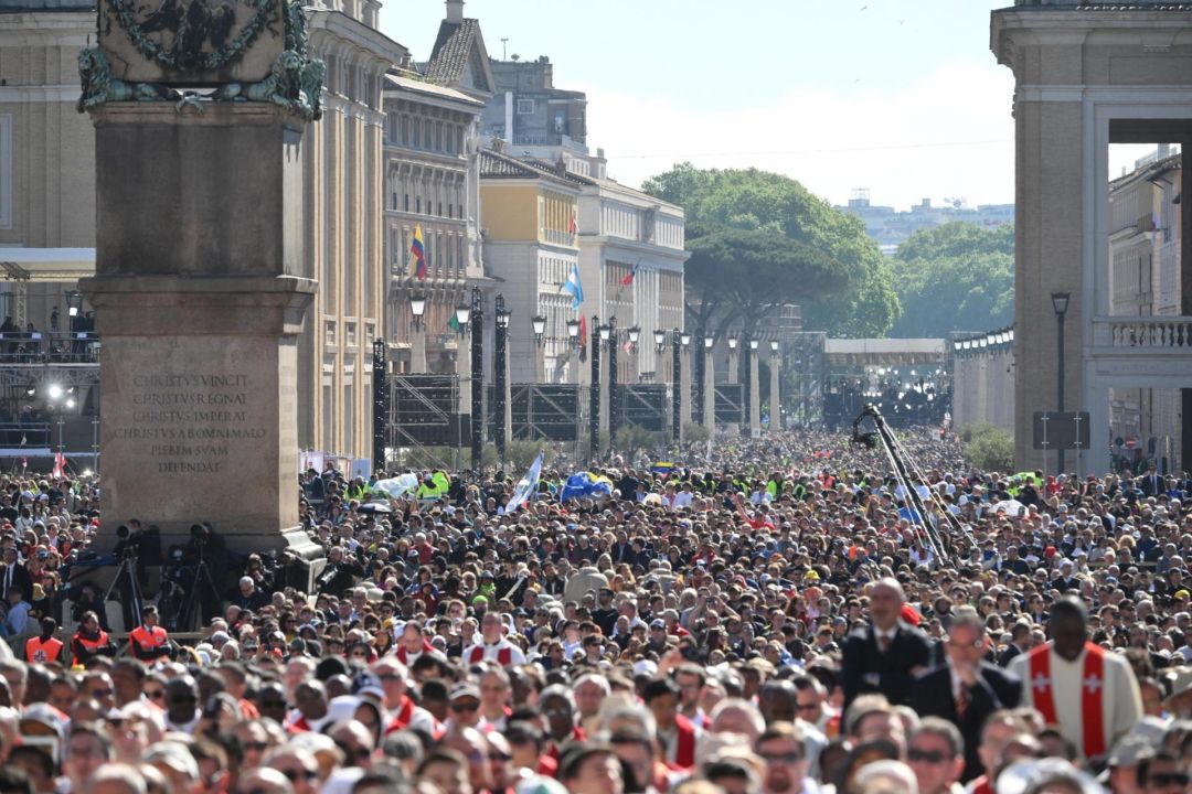 Fieles esperan la Misa funeral del Papa Francisco en la Plaza de San Pedro.