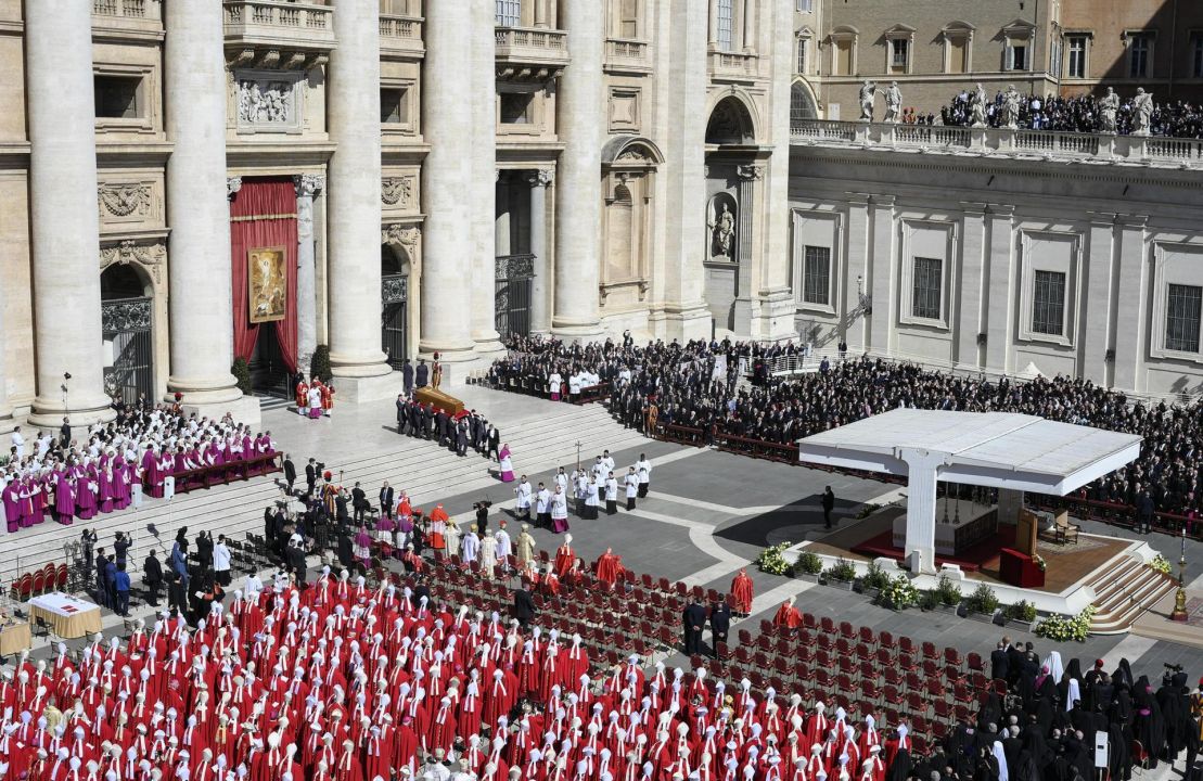 Vista general durante la misa funeral del Papa Francisco en la Plaza de San Pedro en la Ciudad del Vaticano